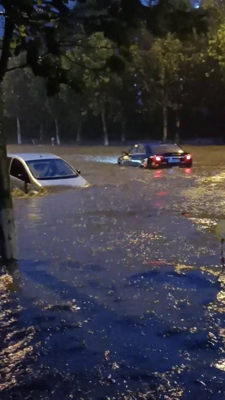 大连突降暴雨致城市内涝，气象台连发多个预警信号