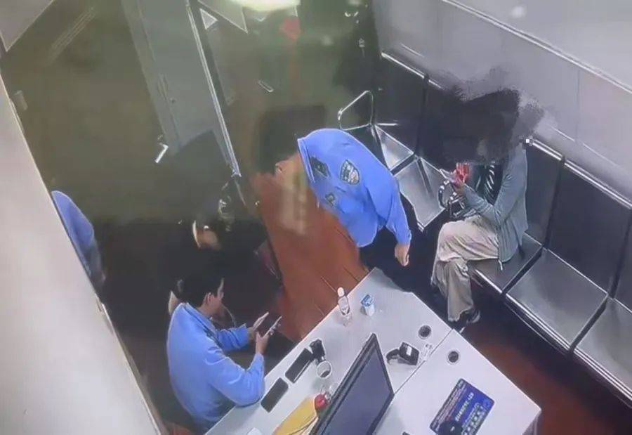 上海一阿姨冲入派出所！手机突然黑屏，150万元存款就要不保...