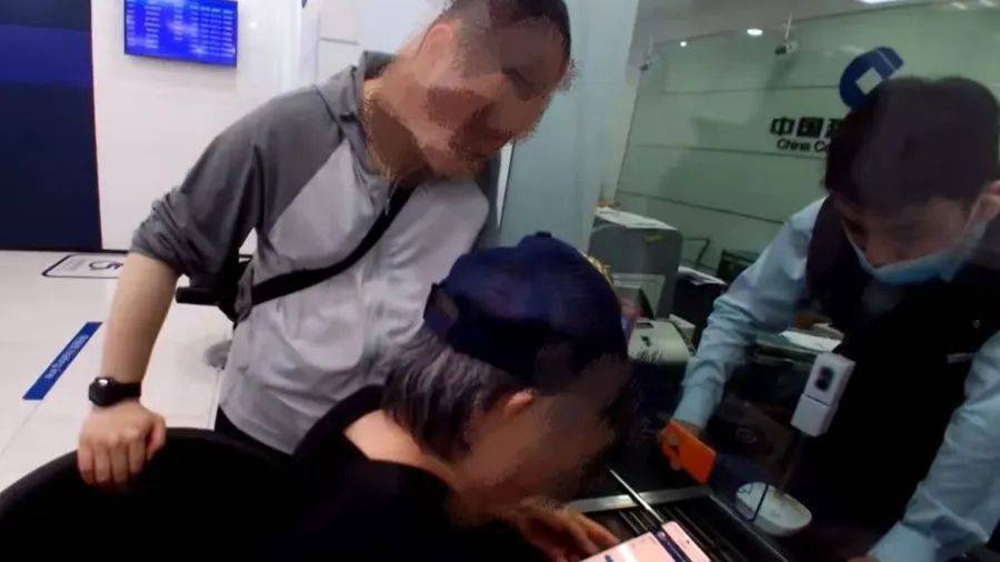 上海一阿姨冲入派出所！手机突然黑屏，150万元存款就要不保...