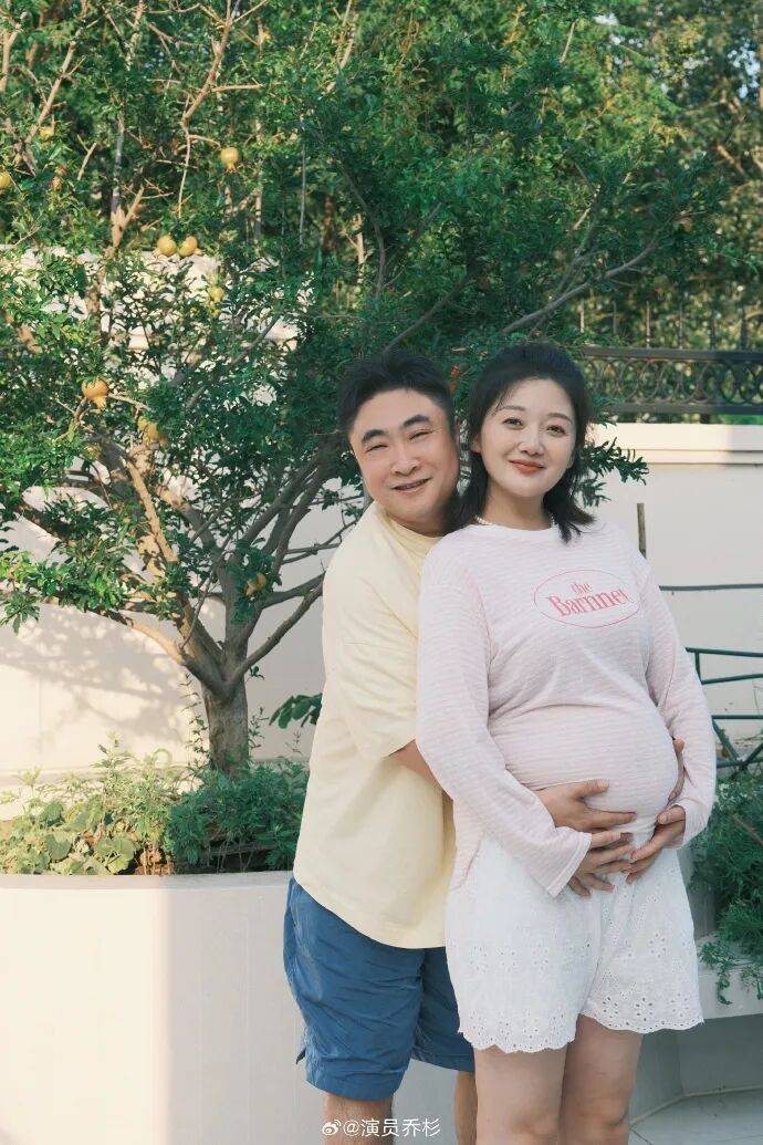 哈尔滨籍男演员三胎儿子出生，妻子晒全家福透露生产细节