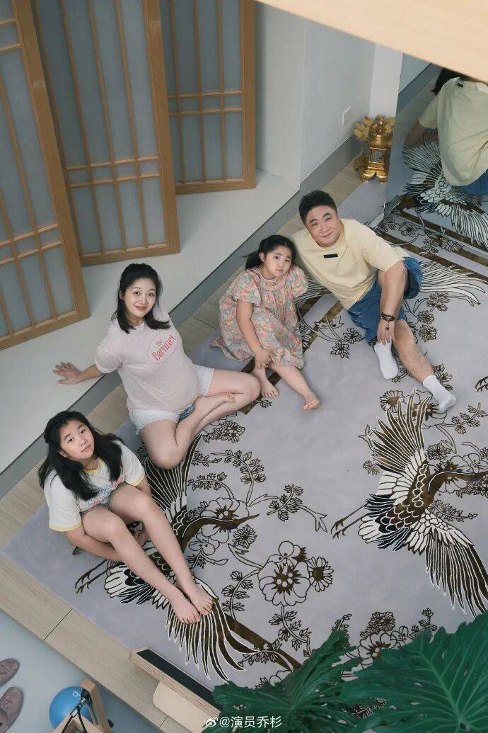 哈尔滨籍男演员三胎儿子出生，妻子晒全家福透露生产细节