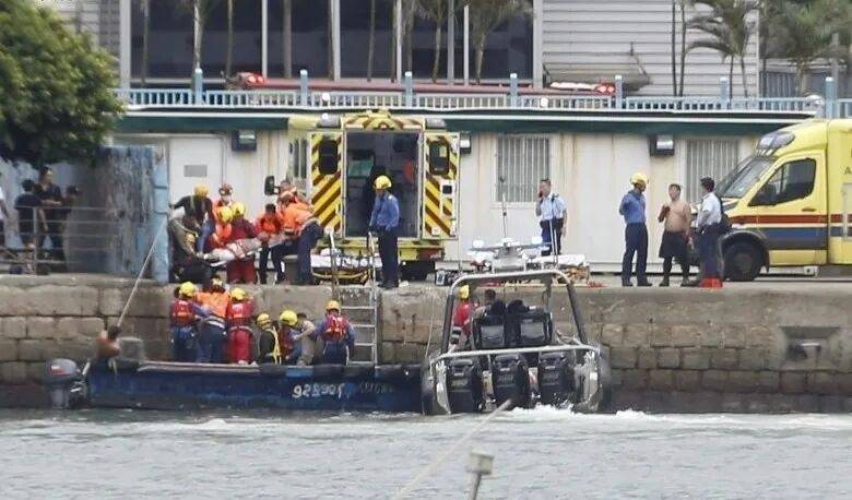 一家4口在香港柴湾观浪，母子2人被大浪卷走父亲跳海救人，3人已获救，暂无生命危险