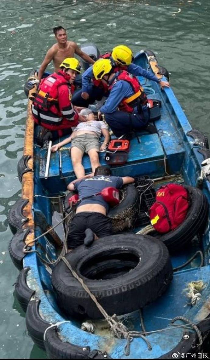 一家4口在香港柴湾观浪，母子2人被大浪卷走父亲跳海救人，3人已获救，暂无生命危险